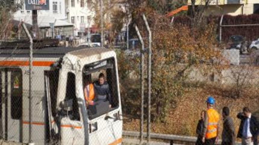 Ankaray Treni, Iş Makinesine Çarptı