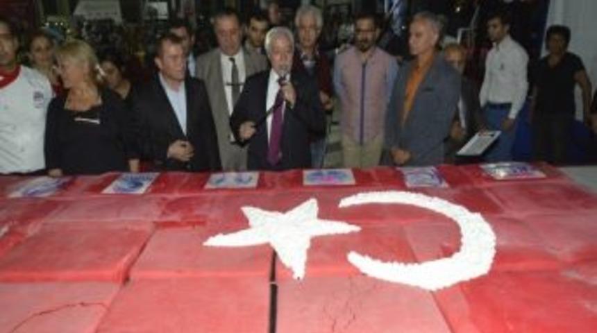 Aldırmaz Ay Yıldızlı Pastayı Kesmeye Kıyamadı