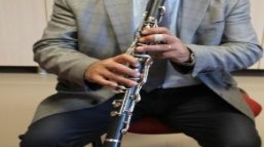 Çalınan Klarnetini Bulan Polise, Mini Konser Verdi