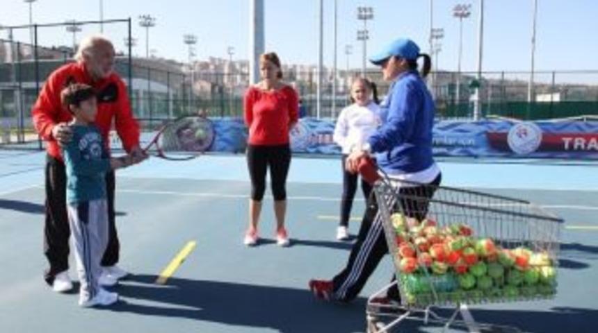 Teniste Hedef 1 Numara &Ccedil;ıkartmak