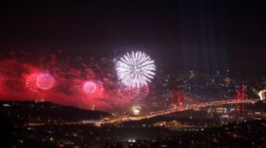 İstanbul'da Muhteşem Havai Fişek G&ouml;sterisi
