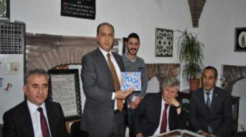 Su&ccedil;tan Uzaklaşıp Sanata Yakınlaştılar