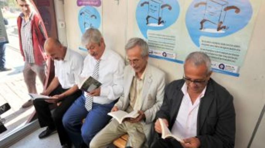 Kitaplar Durağa Girdi, Vatandaş Okuyarak Otob&uuml;s Bekleyecek