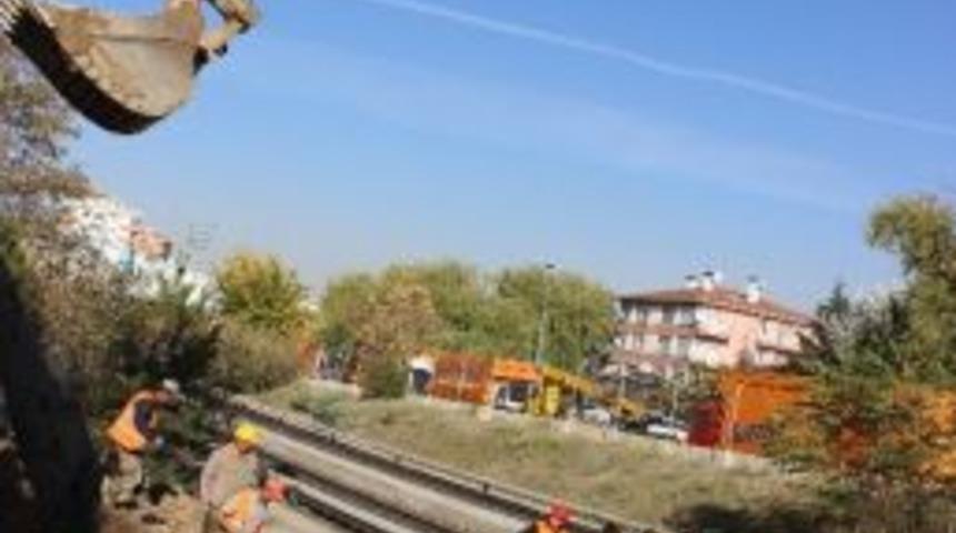 Ankaray iş makinesine &ccedil;arptı