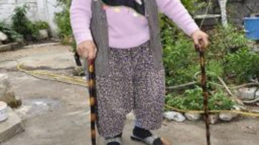 78 Yaşındaki G&uuml;lser Teyze Bisikletle Pazara Gidiyor