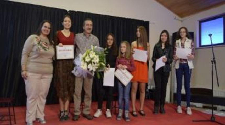 Şan Ve Gitar Kursu &Ouml;ğrencilerinin Sertifika Heyecanı