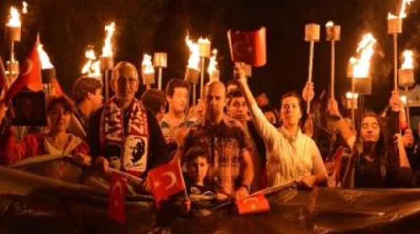 İzmir'de Cumhuriyet Coşkusu Geceye Taştı