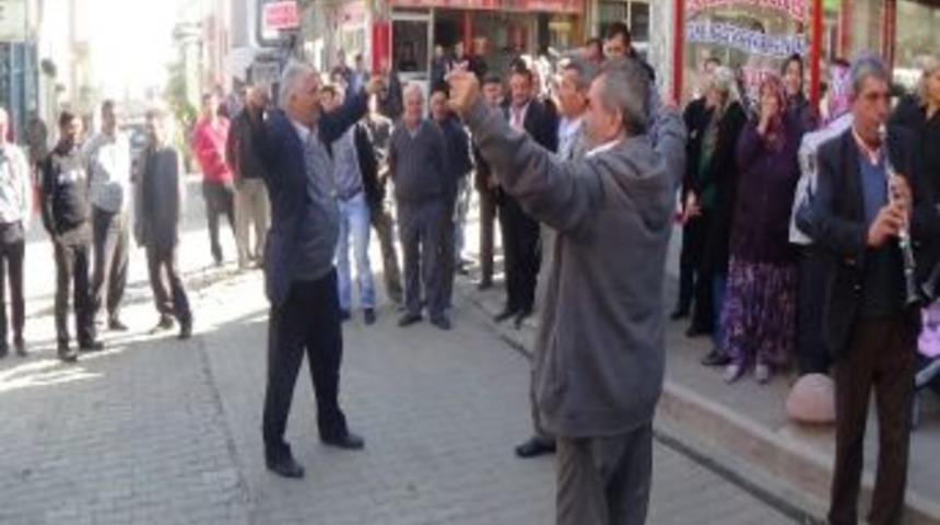 Aday Adaylığını Roman Havası Oynayarak Kutladı