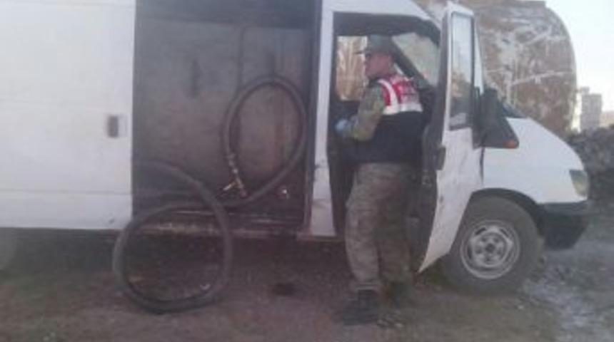 Jandarma 50 Bin Litre Ka&ccedil;ak Akaryakıt Ele Ge&ccedil;irdi