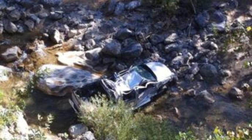 U&ccedil;uruma U&ccedil;an Kamyonette Sıkışan Yaralılar 1 Saatte Kurtarılabildi