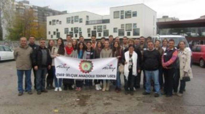 Sel&ccedil;uk'tan Kardeş Okula Anlamlı Ziyaret