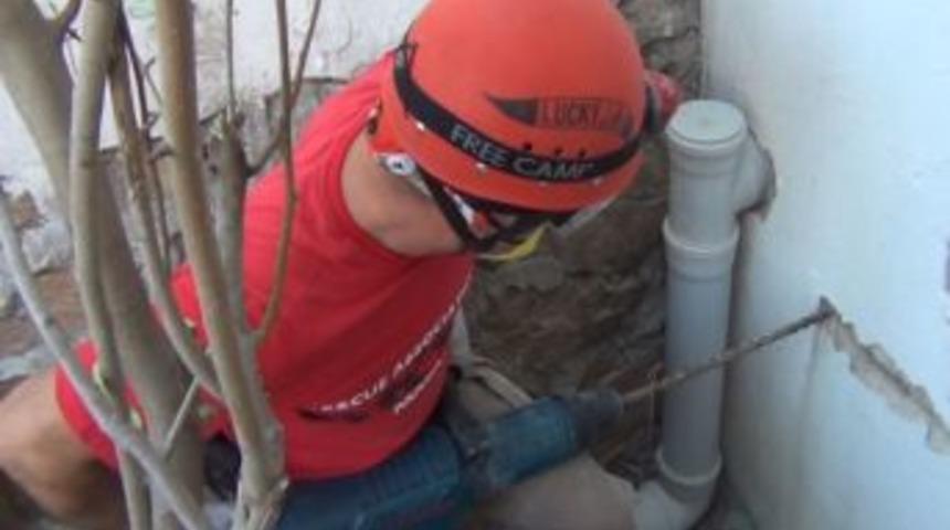 Eski Su Deposunda Mahsur Kalan Yavru Kedi Operasyonla Kurtarıldı