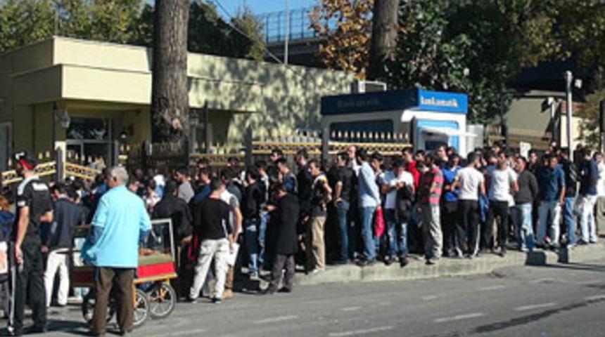 Askerlik Şubesi önünde uzun kuyruklar oluştu