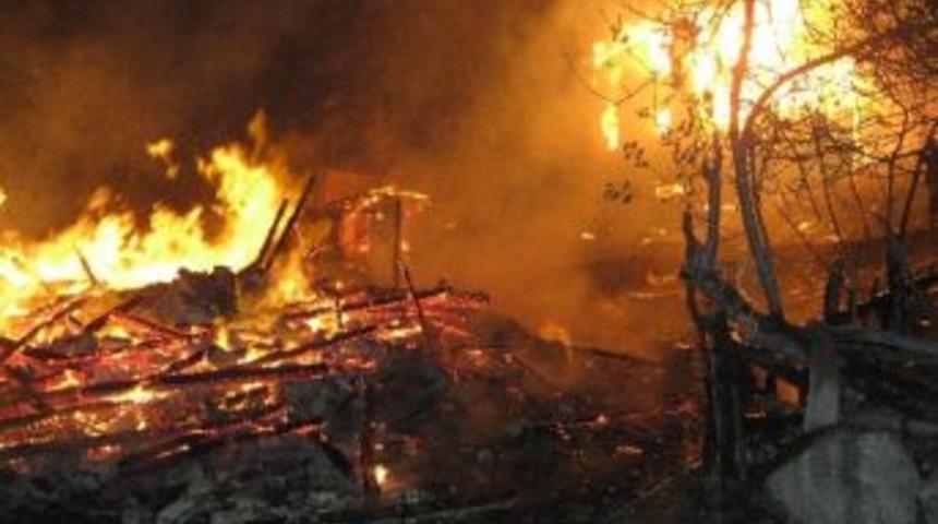 Kastamonu&rsquo;da İki Ev Yangında K&uuml;le D&ouml;nd&uuml;