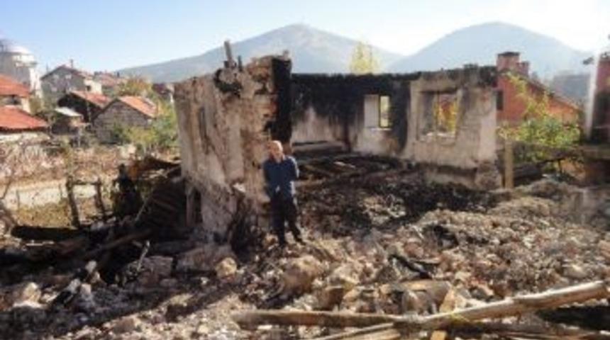 Derebucak&rsquo;ta Evi Yanan Aileye Kaymakam Sahip &Ccedil;ıktı