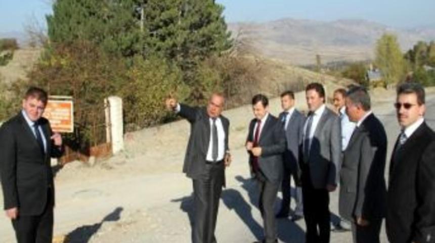 Suşehri Kaymakamı Per&ccedil;i, Yeni Yapılan İl&ccedil;e Giriş Yolunda İncelemelerde Bulundu
