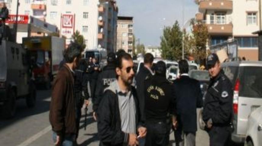 Boşanan &Ccedil;iftin Aileleri Arasında Taşlı Sopalı Kavga: 15 Yaralı