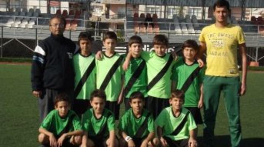 200 Minik Futbolcuyu &Uuml;cret Almadan Eğitiyorlar