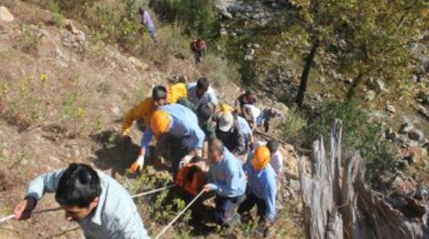 Uçurumun Dibindeki Iki Yaralıyı Itfaiyenin Ipiyle 15 Kişi Taşıdı