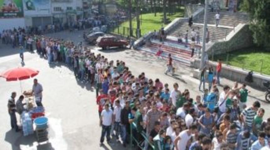 Bursaspor - Fenerbah&ccedil;e Ma&ccedil;ı Biletleri Perşembe G&uuml;n&uuml; Satışa &Ccedil;ıkıyor