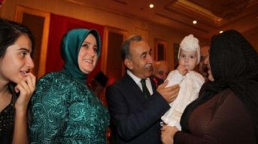 Vali B&uuml;y&uuml;k Ve Eşi Cumhuriyet Pastasını Birlikte Kesti