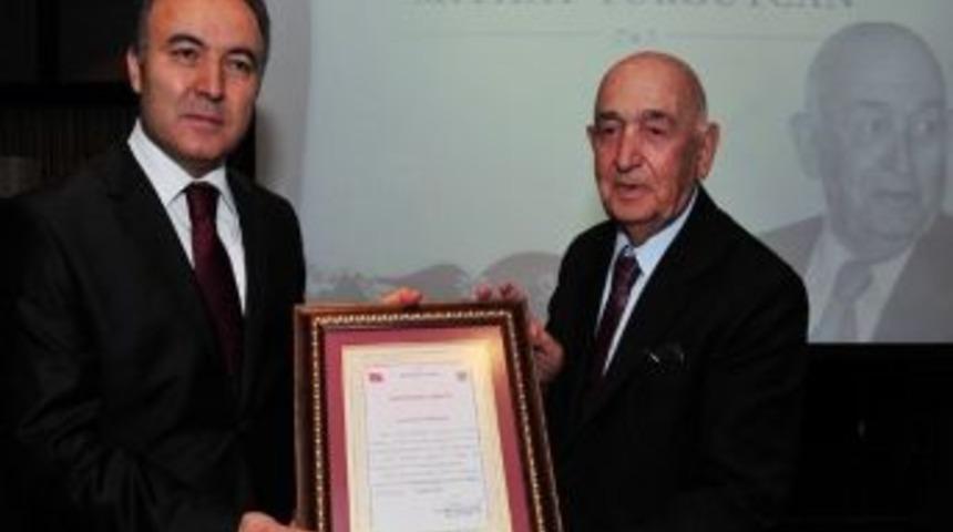 Vali Altıparmak&rsquo;tan Anlamlı &Ouml;d&uuml;l&hellip;