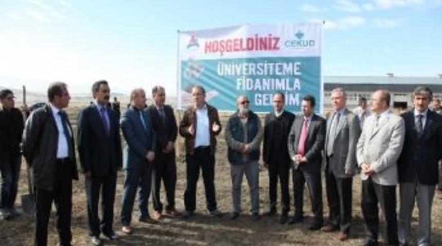 &lsquo;&uuml;niversiteme Fidanımla Geldim&rsquo; Dediler Bin Fidanı Toprakla Buluşturdular