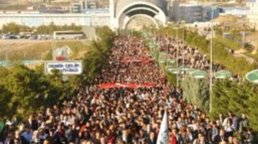 Dev T&uuml;rk Bayrağı G&ouml;ndere &Ccedil;ekildi