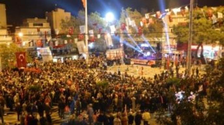 Burhaniye&rsquo;de Cumhuriyet Bayramı&rsquo;na Gece Kutlaması