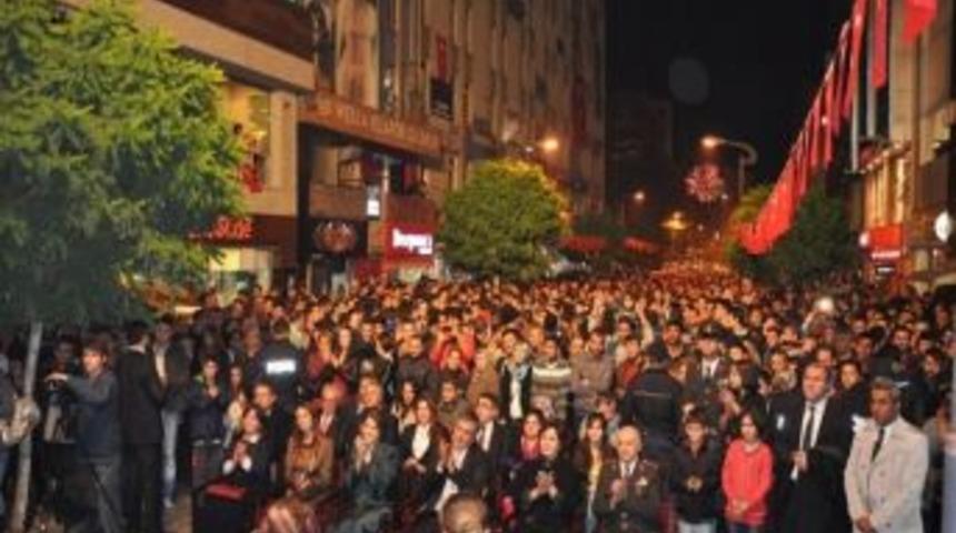 Cumhuriyet Konseri Karab&uuml;kl&uuml;leri &Ccedil;oşturdu