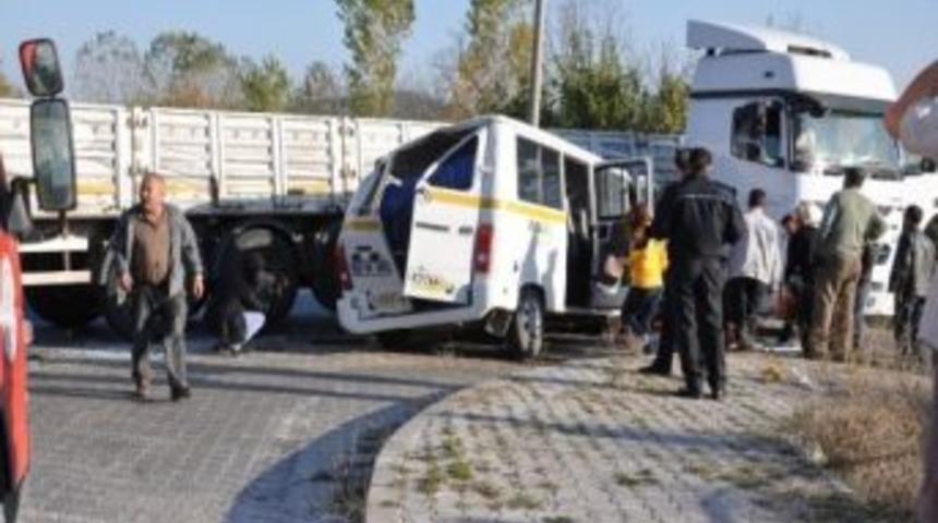 Dursunbey'de &ouml;ğrenci servisiyle TIR &ccedil;arpıştı: 1 &ouml;l&uuml;, 10 yaralı