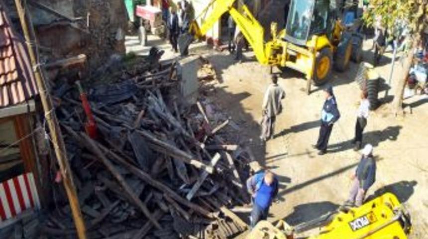 Sapanca'da, 'Meydan Projesi' I&ccedil;in Yıkımlar Başladı