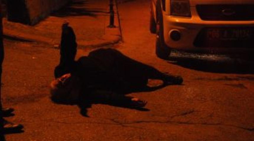 Kapka&ccedil;&ccedil;ılar, &Ccedil;antasını Bırakmayan Yaşlı Kadını Yerde S&uuml;r&uuml;kledi