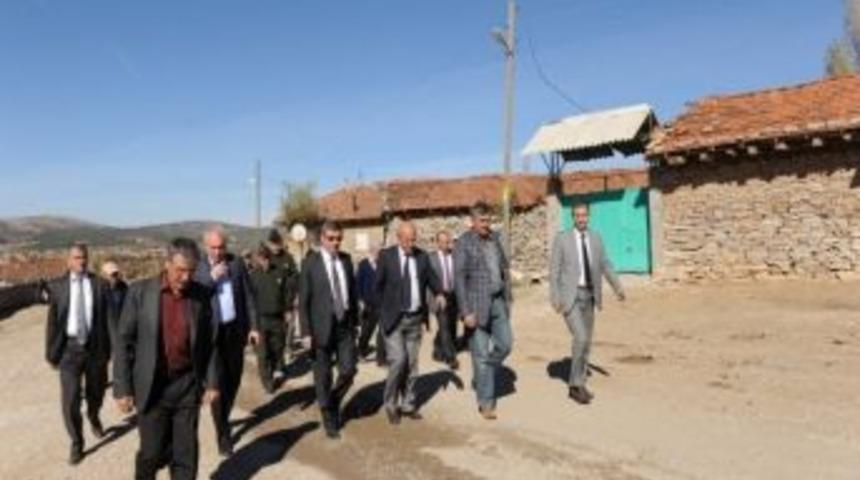 Vali, Yenice K&ouml;y&uuml;'nde Vatandaşlarla G&ouml;r&uuml;şt&uuml;