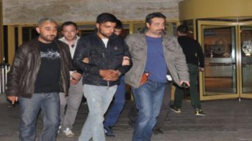 Ehliyetsiz S&uuml;r&uuml;c&uuml; Trafik Polisini Yaraladı