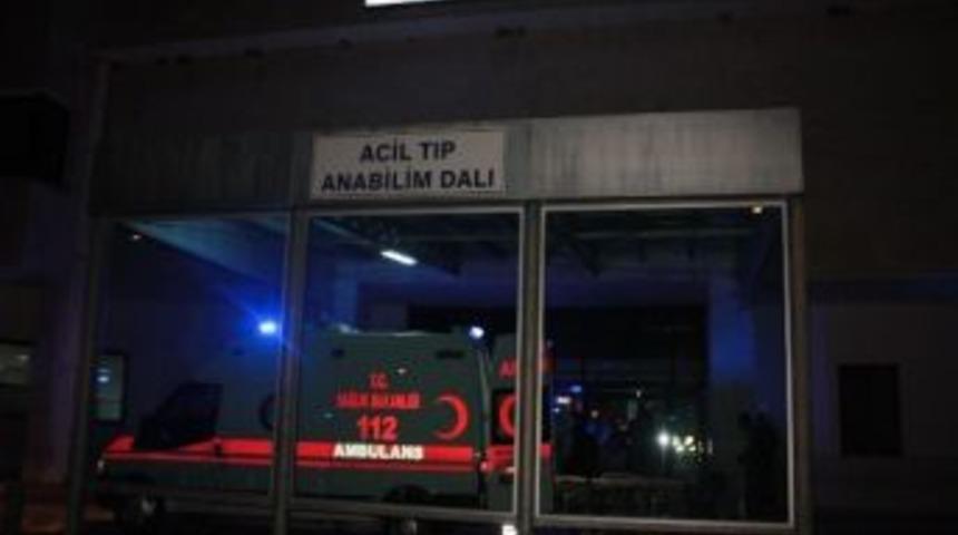 &ldquo;dur&rdquo; İhtarına Uymayan S&uuml;r&uuml;c&uuml;, Trafik Polisine &Ccedil;arptı