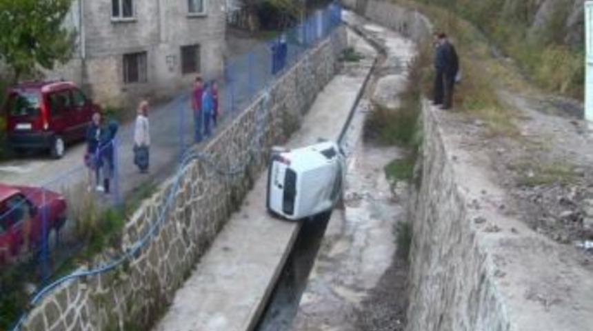 Şof&ouml;rs&uuml;z Ara&ccedil; Dereye U&ccedil;tu