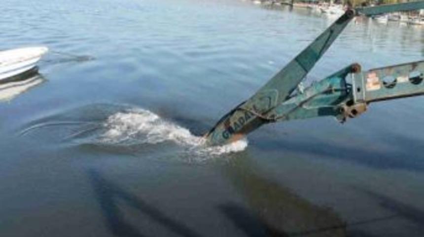 Deniz &Ccedil;ekilince Bal&ccedil;ık Ortaya &Ccedil;ıktı