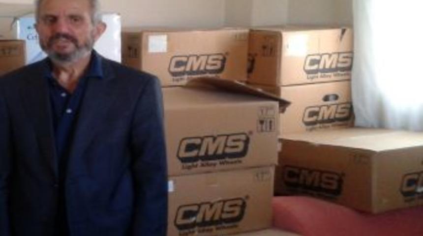 Emekli &Ouml;ğretim &Uuml;yesi Ilahiyat Fak&uuml;ltesine 3 Bin Kitap Bağışladı