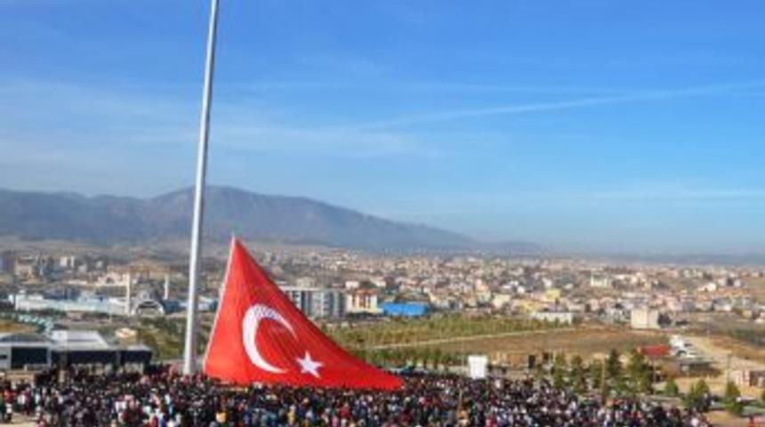 Karab&uuml;k&rsquo;&uuml;n En B&uuml;y&uuml;k Bayrağı G&ouml;klere &Ccedil;ekildi