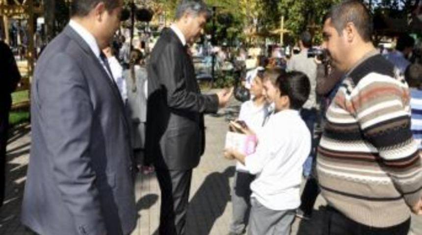 Kaymakamlık Parkta Kitap Dağıtımı Yaptı