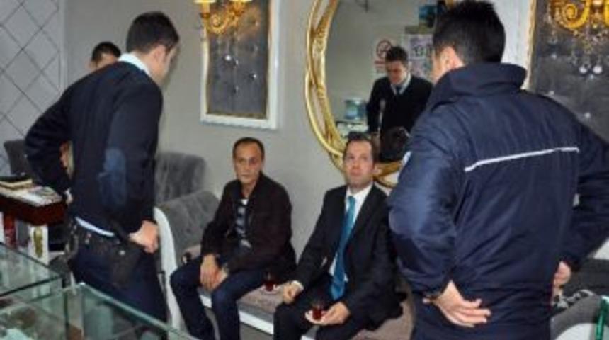 Hırsıza &ouml;nce &ccedil;ay ikram etti, sonra polise teslim etti