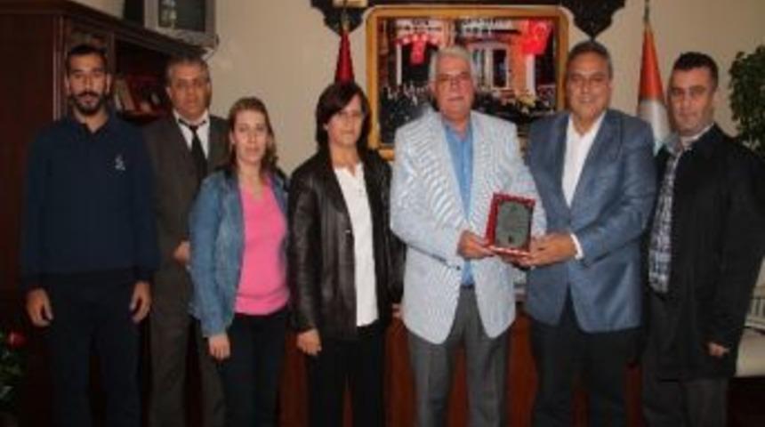 Esentepe Spor Kulub&uuml;'nden Sedef&ccedil;i'ye Teşekk&uuml;r Plaketi