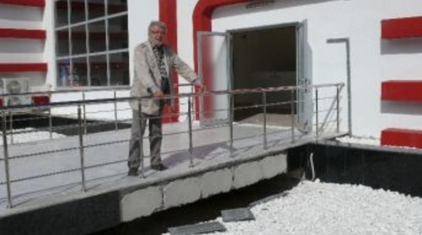 Bilecik&rsquo;in Yapay Buz Pisti D&ouml;k&uuml;l&uuml;yor