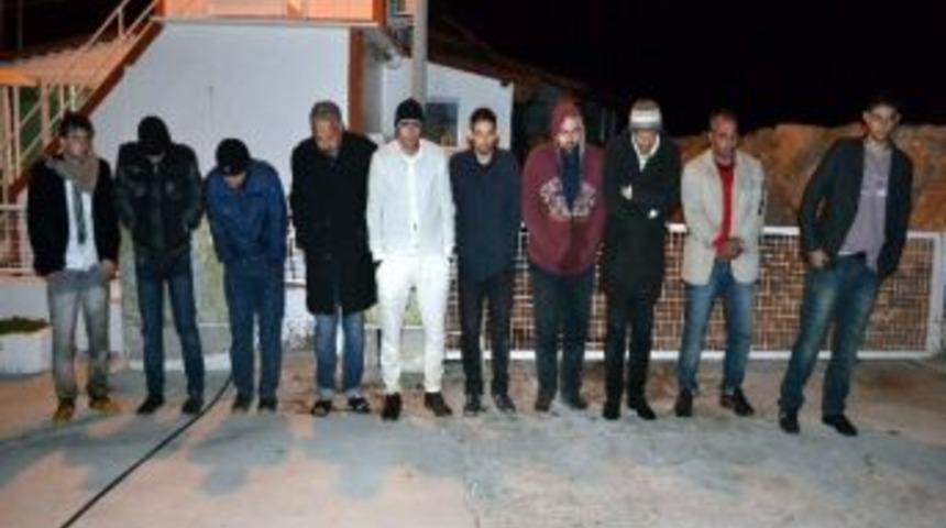 10 Ka&ccedil;ak Denizin Ortasında Kaderlerine Terk Edildi