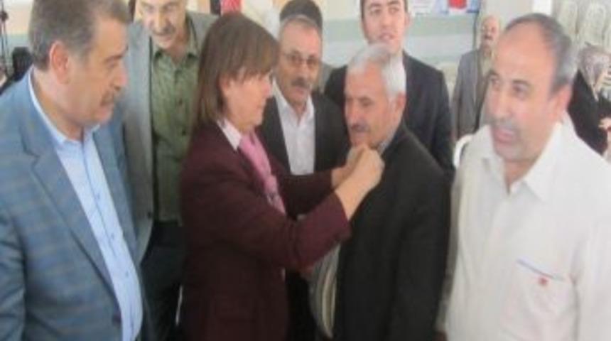 Chp'ye Katılan Yüz Kişiye Rozet Takıldı