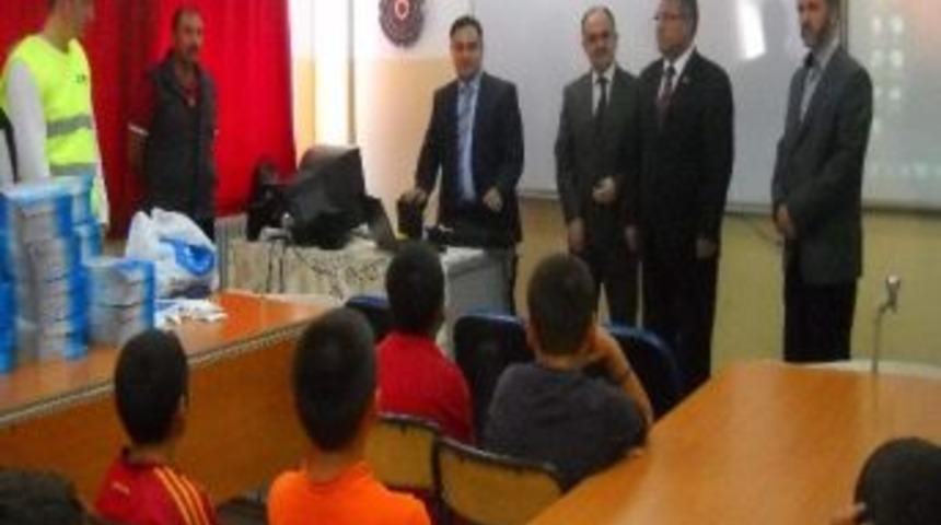 Beşir Derneği&rsquo;nden Eşmeli &Ouml;ğrencilere Anlamlı Yardım