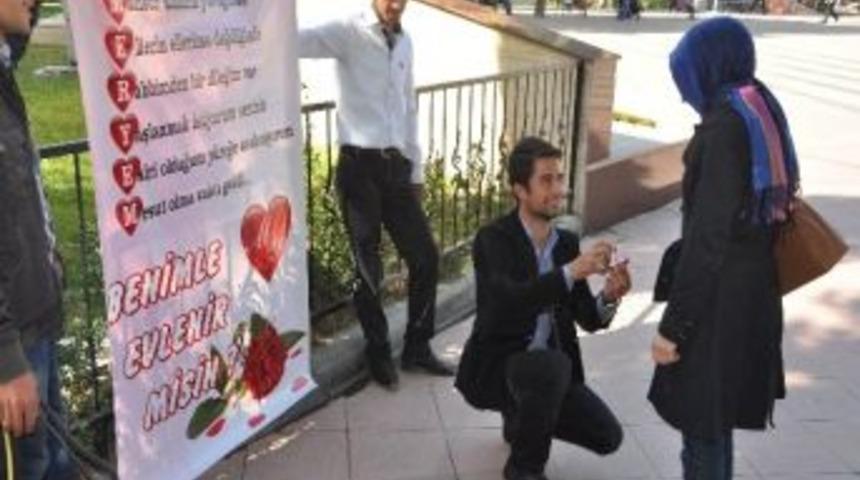 Somalı Gen&ccedil; Pankart A&ccedil;arak Evlenme Teklif Etti