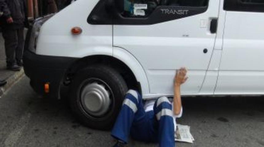 Kediye Yardım Ederken Babasını Unuttu!