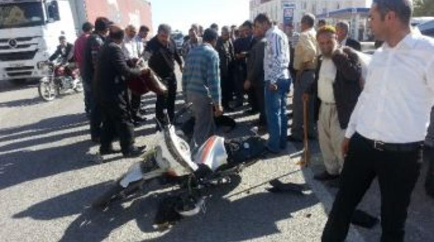 Motosiklet Kamyonete &Ccedil;arptı: 1 Yaralı